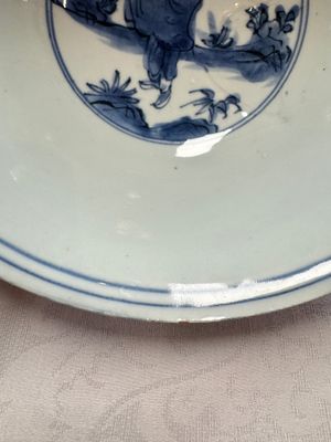 A Chinese blue and white 'Eight Immortals' bowl on a wooden stand, Chenghua mark, late Ming — foto 8