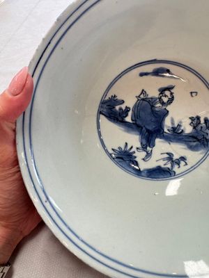 A Chinese blue and white 'Eight Immortals' bowl on a wooden stand, Chenghua mark, late Ming — foto 9