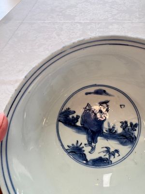 A Chinese blue and white 'Eight Immortals' bowl on a wooden stand, Chenghua mark, late Ming — foto 10