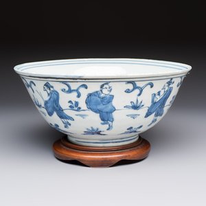 A Chinese blue and white 'Eight Immortals' bowl on a wooden stand, Chenghua mark, late Ming — foto 1