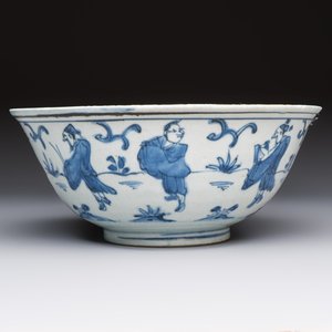 A Chinese blue and white 'Eight Immortals' bowl on a wooden stand, Chenghua mark, late Ming — foto 2