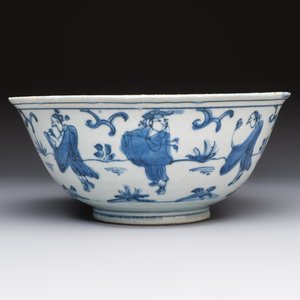 A Chinese blue and white 'Eight Immortals' bowl on a wooden stand, Chenghua mark, late Ming — foto 3