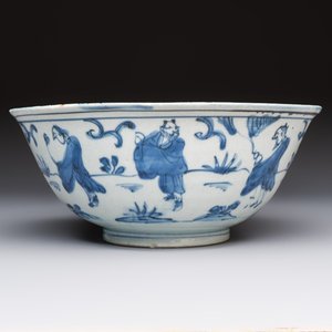 A Chinese blue and white 'Eight Immortals' bowl on a wooden stand, Chenghua mark, late Ming — foto 4