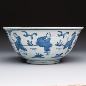 A Chinese blue and white 'Eight Immortals' bowl on a wooden stand, Chenghua mark, late Ming — foto 5