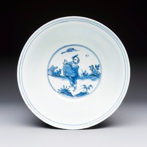 A Chinese blue and white 'Eight Immortals' bowl on a wooden stand, Chenghua mark, late Ming — foto 6