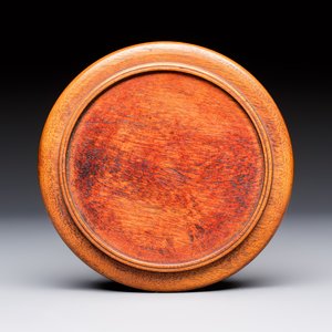 A Chinese blue and white 'Eight Immortals' bowl on a wooden stand, Chenghua mark, late Ming — foto 8