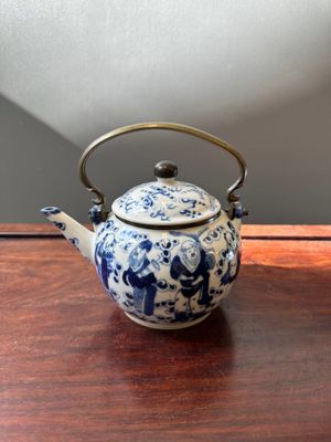 A Chinese blue and white 'Eight Immortals' teapot with bronze mounts for the Thai market, Yong Mao Yuan Ji 永茂源記 mark, 19th C. — 照片 1