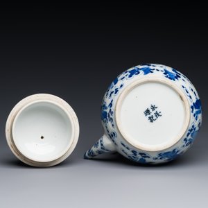 A Chinese blue and white 'Eight Immortals' teapot with bronze mounts for the Thai market, Yong Mao Yuan Ji 永茂源記 mark, 19th C. — 照片 4