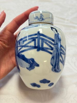 A Chinese blue and white 'Elegant Beauties' tea caddy and cover, artemisia leaf mark, Kangxi — photo 1