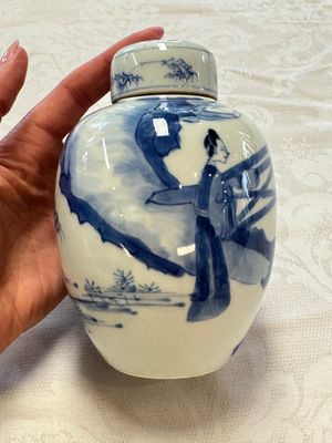 A Chinese blue and white 'Elegant Beauties' tea caddy and cover, artemisia leaf mark, Kangxi — photo 2