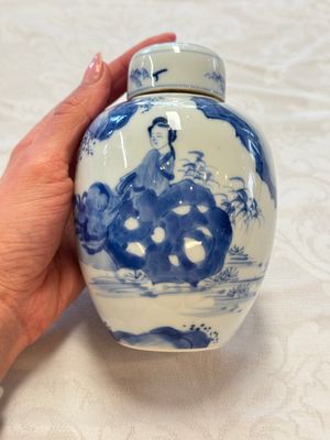 A Chinese blue and white 'Elegant Beauties' tea caddy and cover, artemisia leaf mark, Kangxi — photo 3