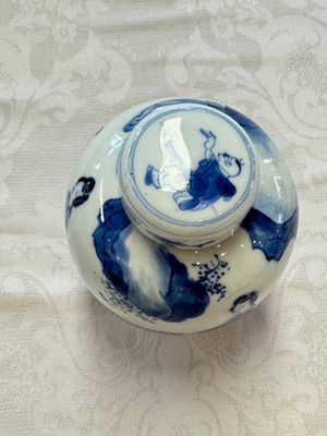 A Chinese blue and white 'Elegant Beauties' tea caddy and cover, artemisia leaf mark, Kangxi — photo 4