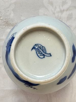 A Chinese blue and white 'Elegant Beauties' tea caddy and cover, artemisia leaf mark, Kangxi — photo 9