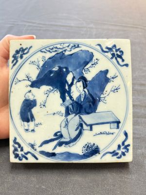 A Chinese blue and white 'elegant beauty and boy' tile, Kangxi — 照片 1