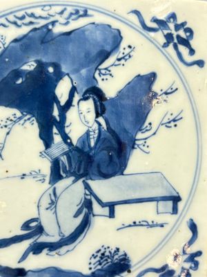 A Chinese blue and white 'elegant beauty and boy' tile, Kangxi — 照片 2