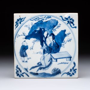 A Chinese blue and white 'elegant beauty and boy' tile, Kangxi — 照片 1