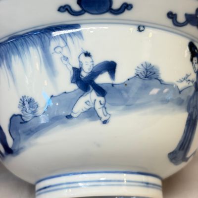 A Chinese blue and white 'Elegant Ladies and Playing Boy' 'Klapmuts' bowl — 照片 4