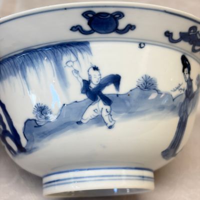 A Chinese blue and white 'Elegant Ladies and Playing Boy' 'Klapmuts' bowl — 照片 5