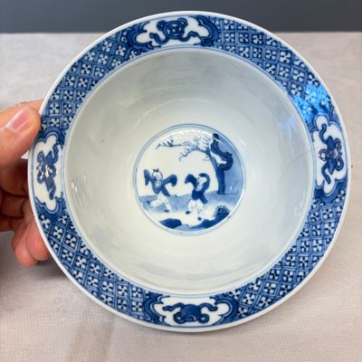 A Chinese blue and white 'Elegant Ladies and Playing Boy' 'Klapmuts' bowl — 照片 7