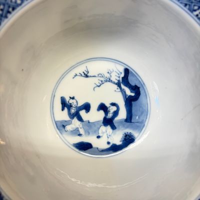 A Chinese blue and white 'Elegant Ladies and Playing Boy' 'Klapmuts' bowl — 照片 8