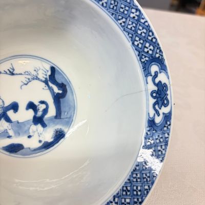 A Chinese blue and white 'Elegant Ladies and Playing Boy' 'Klapmuts' bowl — 照片 9