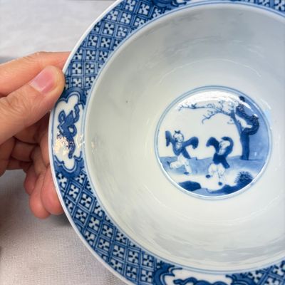 A Chinese blue and white 'Elegant Ladies and Playing Boy' 'Klapmuts' bowl — 照片 10