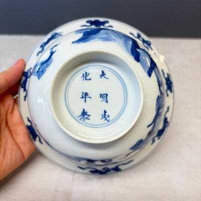 A Chinese blue and white 'Elegant Ladies and Playing Boy' 'Klapmuts' bowl — 照片 11
