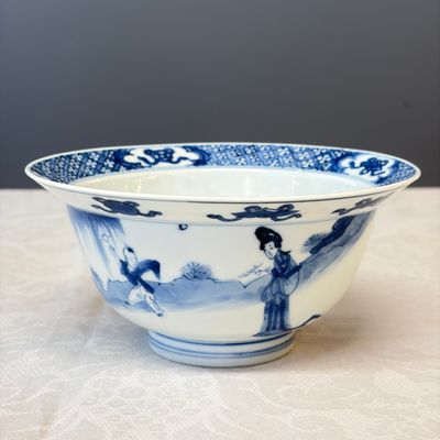 A Chinese blue and white 'Elegant Ladies and Playing Boy' 'Klapmuts' bowl — 照片 1