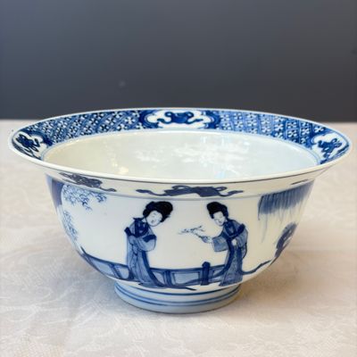 A Chinese blue and white 'Elegant Ladies and Playing Boy' 'Klapmuts' bowl — 照片 3