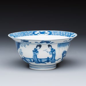 A Chinese blue and white 'Elegant Ladies and Playing Boy' 'Klapmuts' bowl — 照片 1