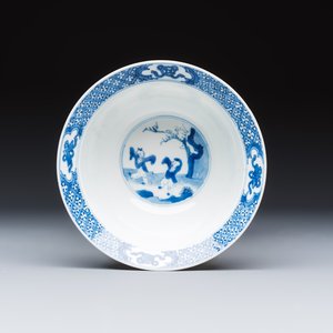 A Chinese blue and white 'Elegant Ladies and Playing Boy' 'Klapmuts' bowl — 照片 6