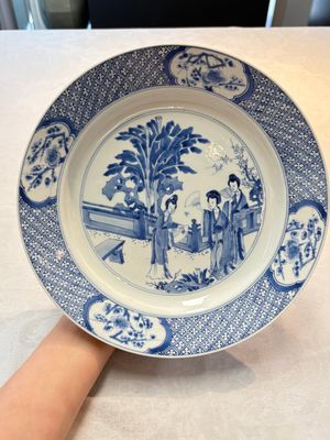 A Chinese blue and white 'elegant ladies' dish, Kangxi mark and of the period — photo 1