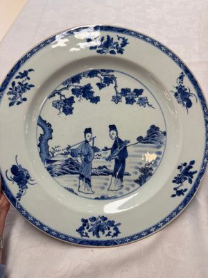 A Chinese blue and white 'Elegant Ladies in a Garden' dish, Qianlong — 照片 1