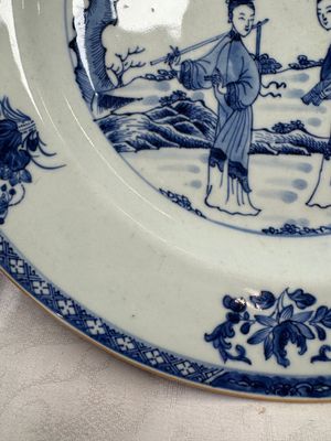 A Chinese blue and white 'Elegant Ladies in a Garden' dish, Qianlong — 照片 2