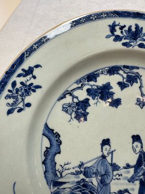 A Chinese blue and white 'Elegant Ladies in a Garden' dish, Qianlong — 照片 3