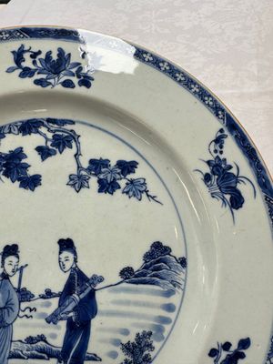 A Chinese blue and white 'Elegant Ladies in a Garden' dish, Qianlong — 照片 4