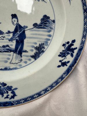 A Chinese blue and white 'Elegant Ladies in a Garden' dish, Qianlong — 照片 5