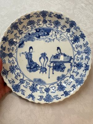 A Chinese blue and white 'Elegant Ladies Making Music' plate, Chenghua mark, Kangxi — 照片 1