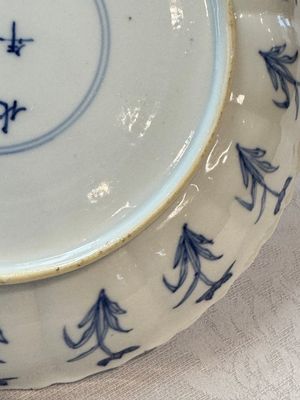 A Chinese blue and white 'Elegant Ladies Making Music' plate, Chenghua mark, Kangxi — 照片 11
