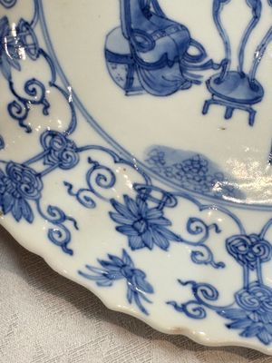 A Chinese blue and white 'Elegant Ladies Making Music' plate, Chenghua mark, Kangxi — 照片 2