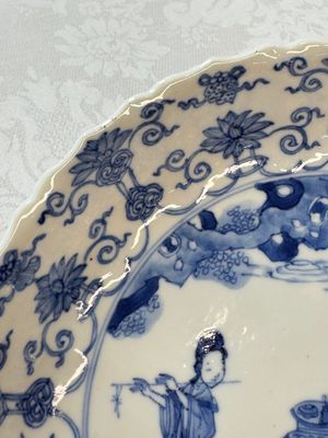 A Chinese blue and white 'Elegant Ladies Making Music' plate, Chenghua mark, Kangxi — 照片 3