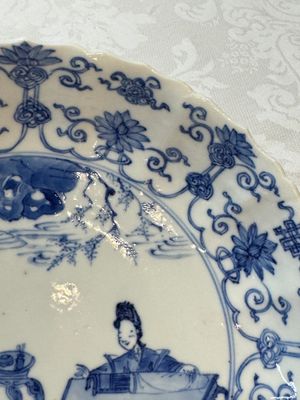 A Chinese blue and white 'Elegant Ladies Making Music' plate, Chenghua mark, Kangxi — 照片 4