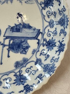 A Chinese blue and white 'Elegant Ladies Making Music' plate, Chenghua mark, Kangxi — 照片 5