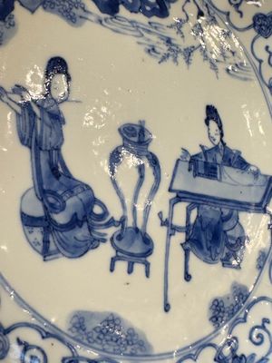 A Chinese blue and white 'Elegant Ladies Making Music' plate, Chenghua mark, Kangxi — 照片 6