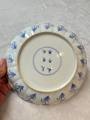 A Chinese blue and white 'Elegant Ladies Making Music' plate, Chenghua mark, Kangxi — 照片 7