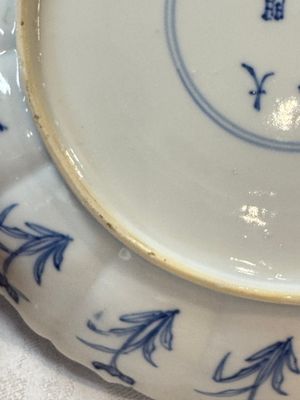 A Chinese blue and white 'Elegant Ladies Making Music' plate, Chenghua mark, Kangxi — 照片 8