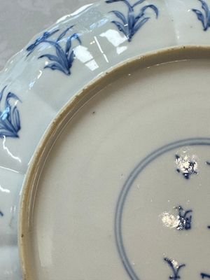 A Chinese blue and white 'Elegant Ladies Making Music' plate, Chenghua mark, Kangxi — 照片 9