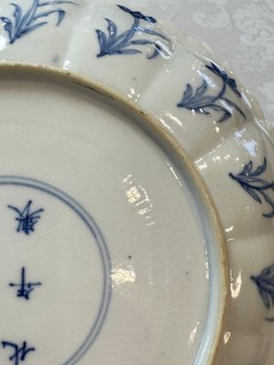 A Chinese blue and white 'Elegant Ladies Making Music' plate, Chenghua mark, Kangxi — 照片 10