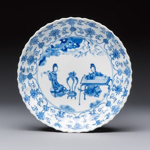 A Chinese blue and white 'Elegant Ladies Making Music' plate, Chenghua mark, Kangxi — 照片 1
