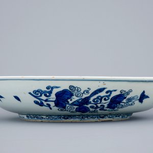 A Chinese blue and white "Elephant and Lion" dish, Ming Dynasty, 16th C. — 照片 3
